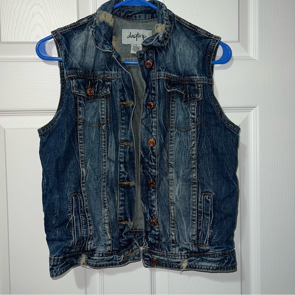 Daytrip distressed denim vest size Large